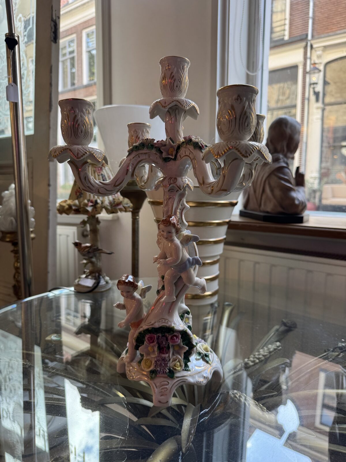 Capodimonte porseleinen kandelaar met putti en bloemwerk