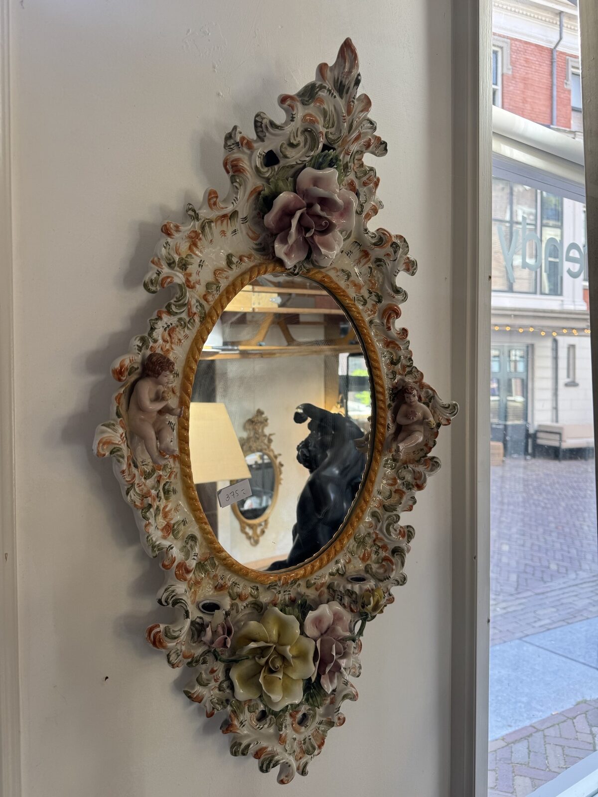 Ovale Capodimonte wandspiegel met porseleinen bloemenlijst