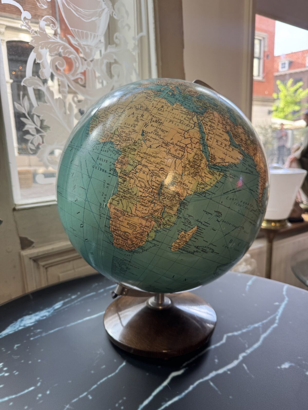 Wereldbol met Franse kaartlithografie op verchroomde voet